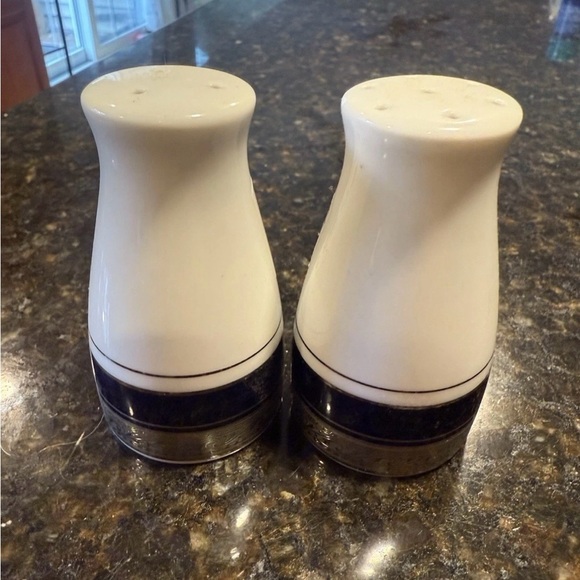 Noritake White and Black Shaker Set - Picture 1 of 9